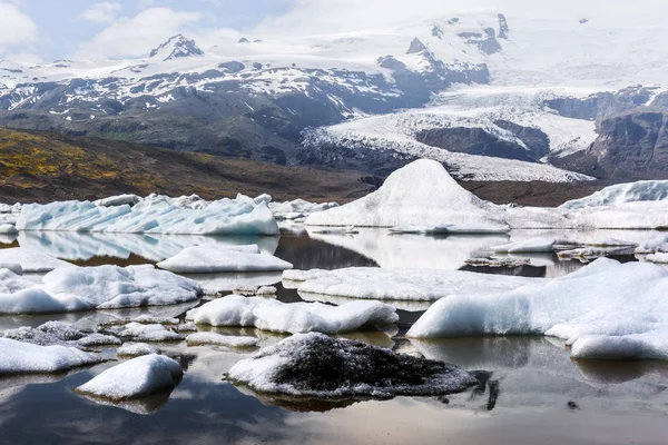 Icebergs em Fjallsarlon lagoa glacial — Fotografia de Stock
