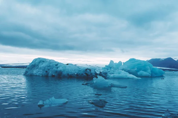 조 쿨 사론 빙하의 석호에 있는 빙산 — 스톡 사진