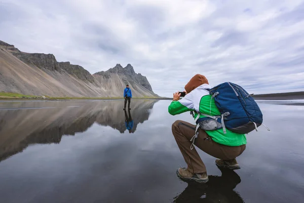 Fotografo scattare foto vicino alle famose montagne di Stokksnes — Foto Stock