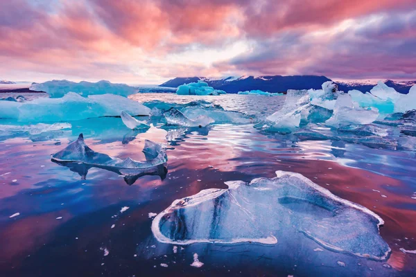 Icebergs en laguna glaciar de Jokulsarlon — Foto de Stock