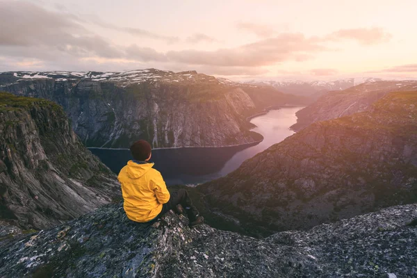 Egyedül turisztikai Trolltunga szikla — Stock Fotó