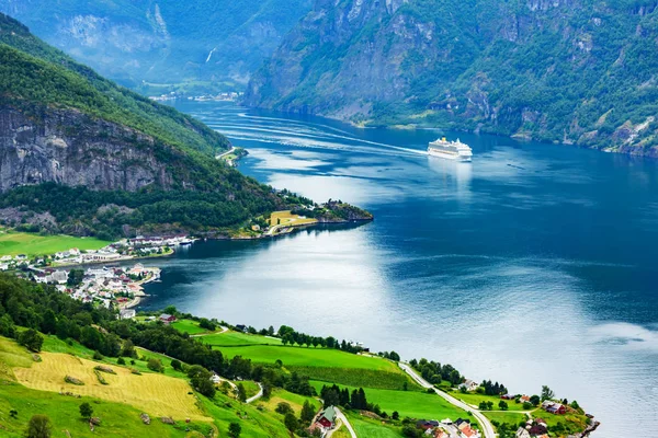 Adembenemend uitzicht op Sunnylvsfjorden fjord — Stockfoto