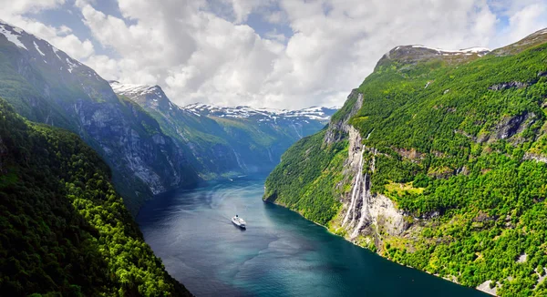 Sunnylvsfjorden fjord的令人震惊的景象 — 图库照片