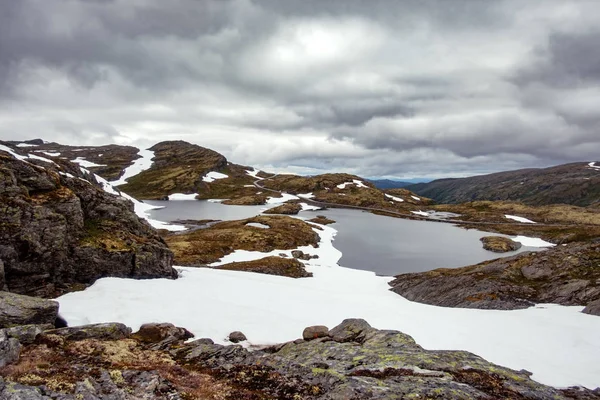 Typisch Noors landschap met besneeuwde bergen — Stockfoto