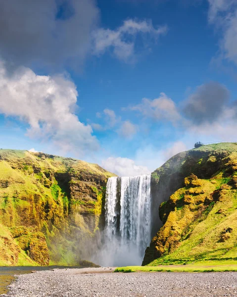 Air terjun Skogafoss yang terkenal di sungai Skoga — Stok Foto