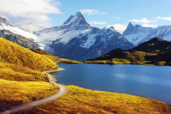 Vista pitoresca sobre o lago Bachalpsee nas montanhas dos Alpes Suíços — Fotografia de Stock