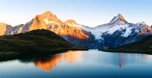 Lago Bachalpsee em Alpes Suíços — Fotografia de Stock
