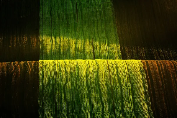 Зелено-коричневі хвилі сільськогосподарських полів — стокове фото