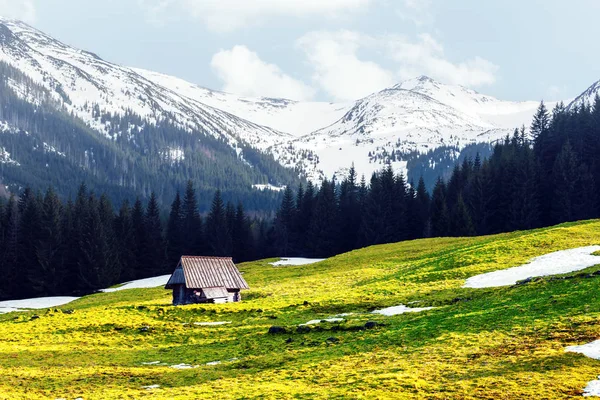 Antigua choza de madera en primavera Alta montaña Tatras —  Fotos de Stock