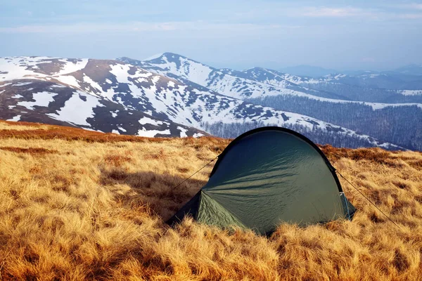 春天山中的绿色帐篷 — 图库照片