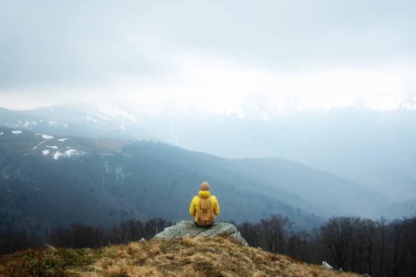 Uomo con zaino in montagna primaverile — Foto Stock