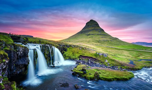 Pittoreska landskap med Kirkjufellsfoss — Stockfoto