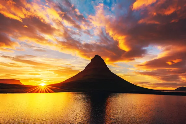 Incredible landscape with Kirkjufell mountain — Stock Photo, Image