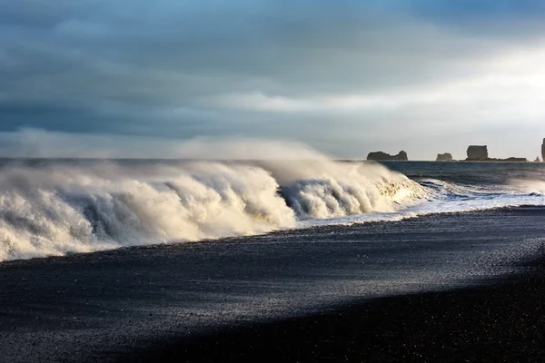 Stora vågor på svart beach — Stockfoto