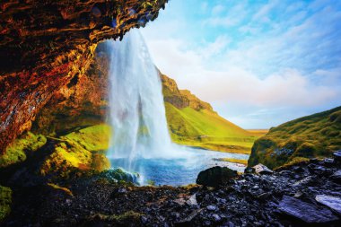 Seljalandfoss şelalesinde gün doğumu