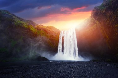 Gün batımında Skogafoss şelalesi