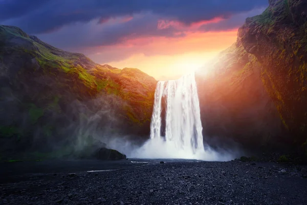 Cascade de Skogafoss à l'heure du coucher du soleil — Photo