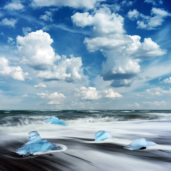 Pezzi di iceberg sulla spiaggia di Diamond — Foto Stock