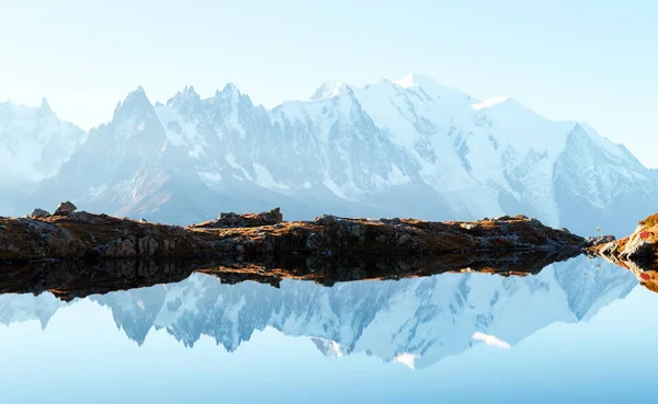 Chesery meer en Monte Bianco bergen — Stockfoto