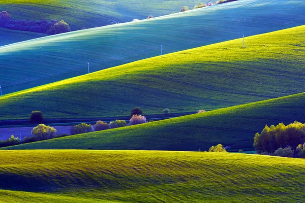 Malerische ländliche Landschaft mit grünen Wiesen und Bäumen — Stockfoto