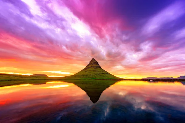 Incredible landscape with Kirkjufell mountain — Stock Photo, Image