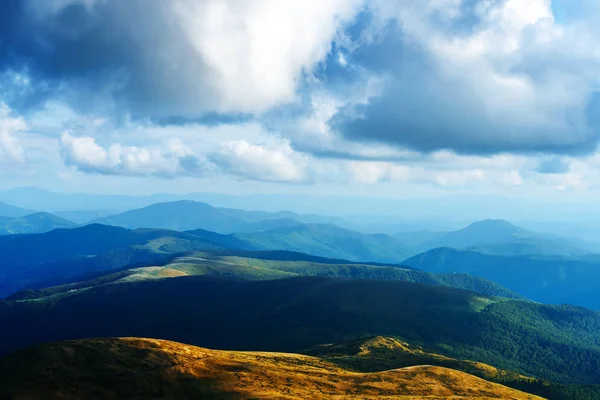 Blick auf die blauen Berge — Stockfoto