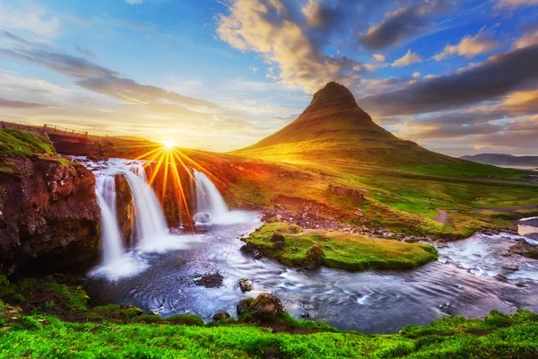 Paesaggio pittoresco con Kirkjufellsfoss — Foto Stock