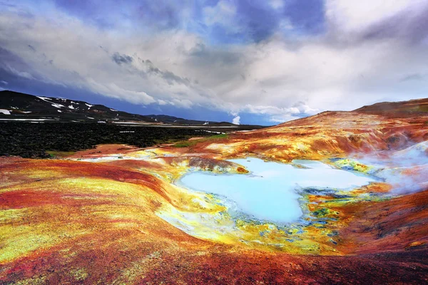 Кисле гаряче озеро в геотермальній долині — стокове фото