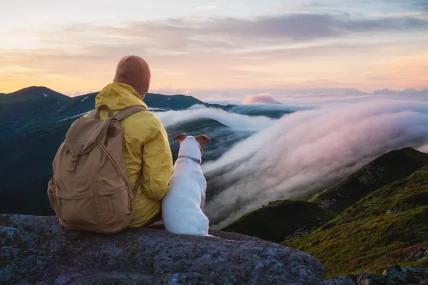 Samotny turysta siedzący na krawędzi klifu — Zdjęcie stockowe