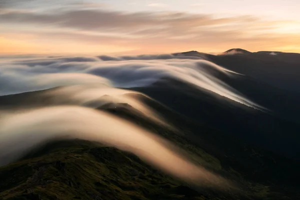 Úžasná ranní mlha v jarních horách — Stock fotografie