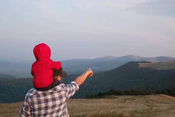 Padres con hijo en las montañas de primavera —  Fotos de Stock