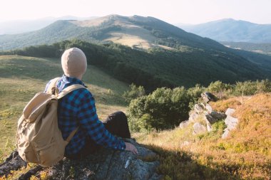 Uçurumun kenarında yalnız bir turist