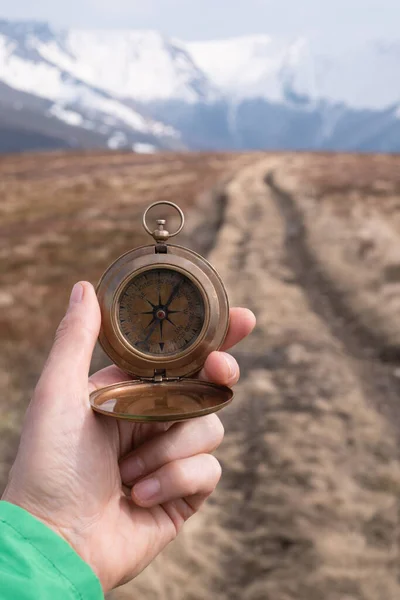 Retrokompass i manlig hand — Stockfoto