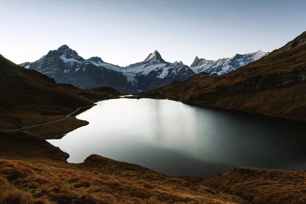 Pintoresca vista del lago Bachalpsee en las montañas de los Alpes suizos — Foto de Stock