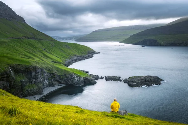 Vue spectaculaire sur les collines verdoyantes de l'île de Vagar et de la ville de Sorvagur — Photo