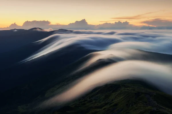Erstaunlich fließender Morgennebel in den Frühlingsbergen — Stockfoto