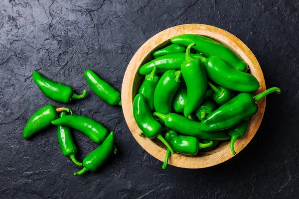 Pimienta picante jalapeño verde en plato de madera —  Fotos de Stock