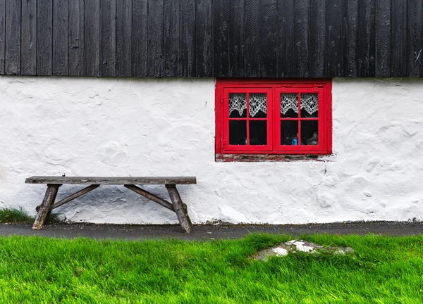 Fehér ház fal piros ablakkal régi Feröer-szigeteki ház — Stock Fotó