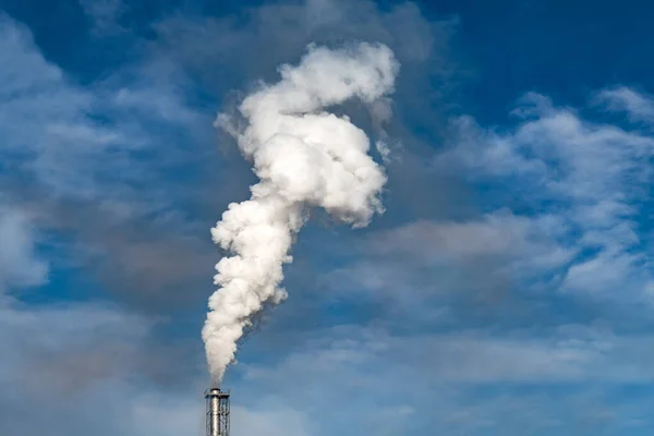Smoke coming from the chimneys of the plant — Stock Photo, Image