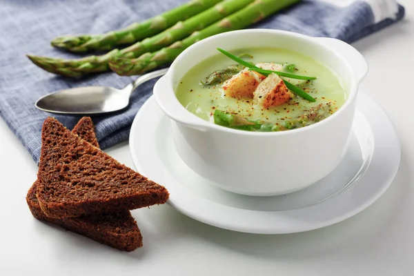 Sopa de espárragos en tazón blanco — Foto de Stock