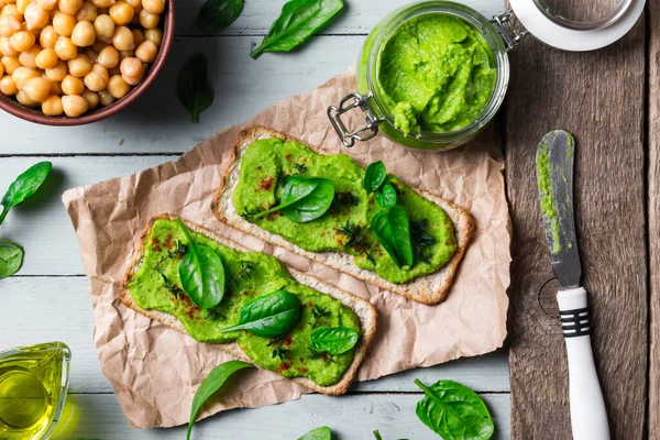 Två kex med grön spenat humus — Stockfoto