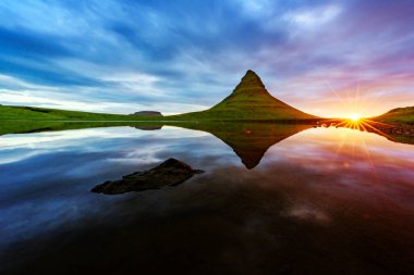 Kirkjufell dağıyla inanılmaz bir manzara.