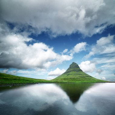 Kirkjufell dağ manzarası