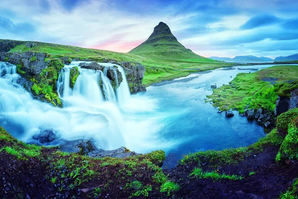 Pittoreska landskap med Kirkjufellsfoss — Stockfoto