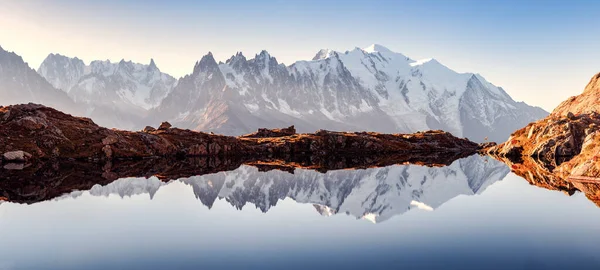 Zonnige dag aan het meer Lac Blanc in Frankrijk Alpen — Stockfoto