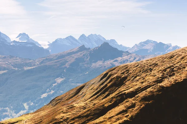 Pintoresco paisaje otoñal en el pueblo de Grindelwald — Foto de Stock