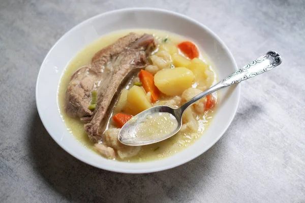 Zuppa con patate e costolette di maiale — Foto Stock
