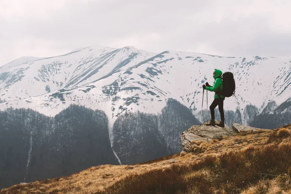 Geweldig landschap met besneeuwde bergen — Stockfoto