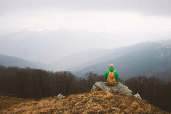Człowiek z plecakiem w wiosennych górach — Zdjęcie stockowe