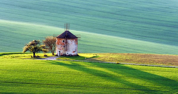 Pittoresco paesaggio rurale con vecchio mulino a vento — Foto Stock